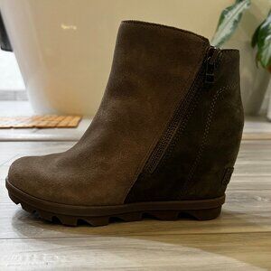 Sorel Joan of Arctic Sage Green two tone Suede Wedge II zip ankle boots Size 7.5